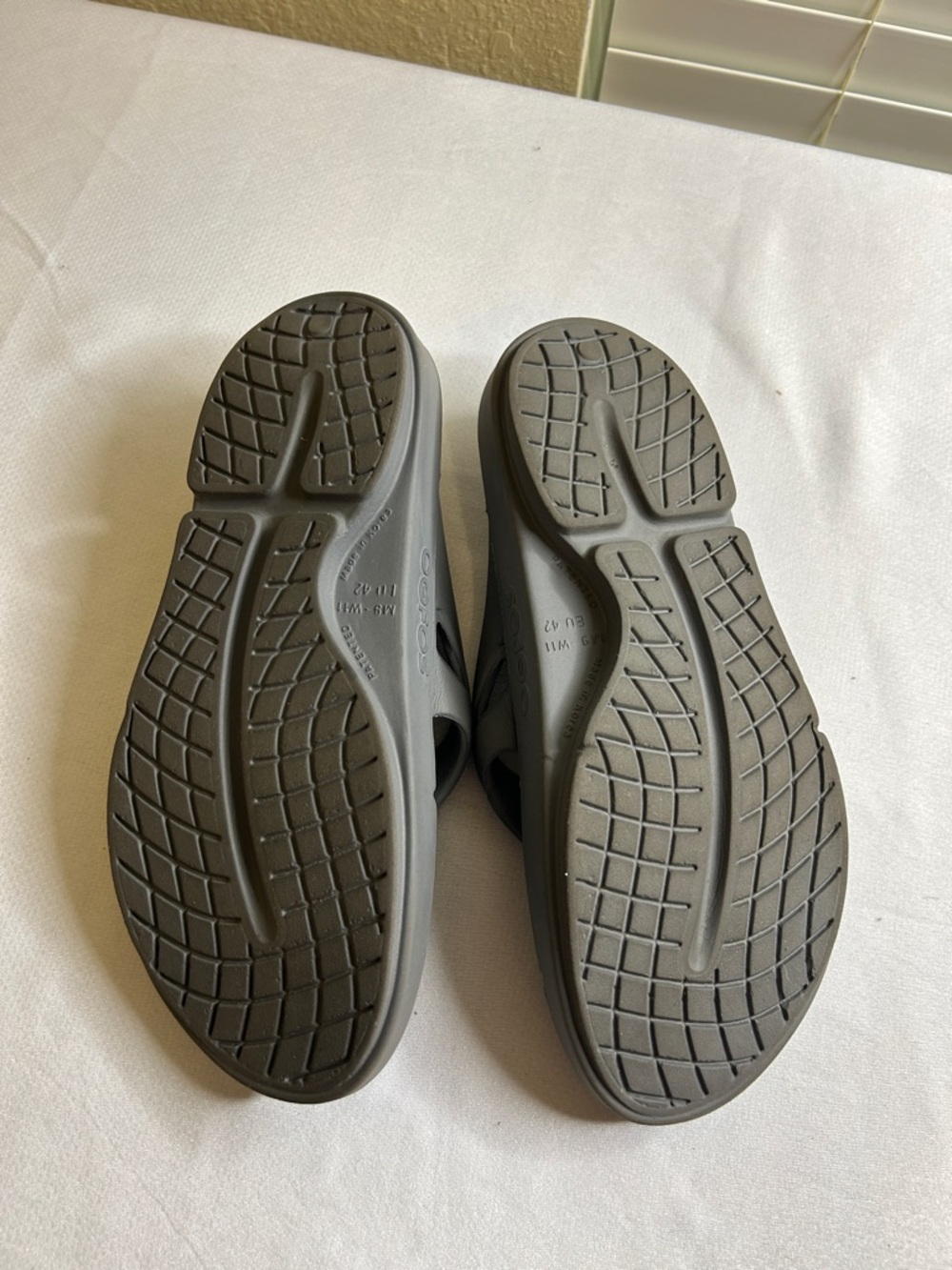 Oofos Ooriginal Gray Thong Recovery Sandals
Size M9 W11 - Picture 6 of 8